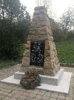 Kříž z pískovce s nápisy: Památce padlým zemřelým vojínům ve světové
