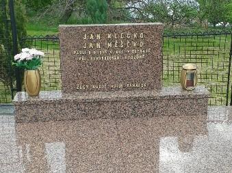 učiteli Václavu Molákovi, který zemřel ve vězení u