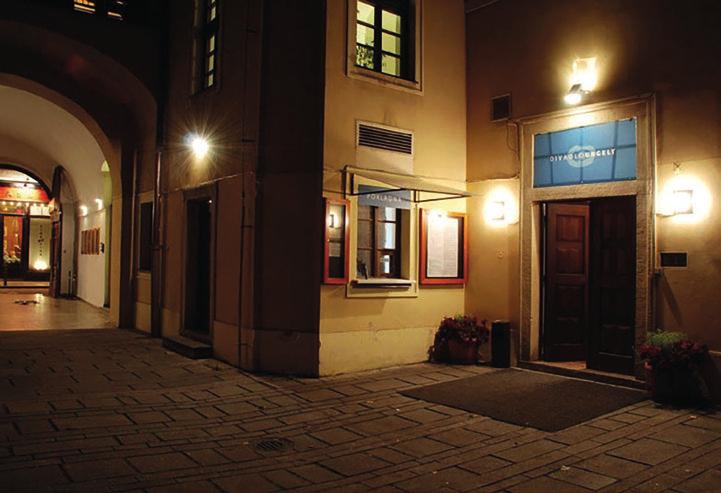 Dárci židlí Zlata ADAMOVSKÁ Prof. Dadja ALTENBURG- KOHL & Daniel PEŠTA Jitka ASTEROVÁ Norbert AUERBACH Jiří BARTOŠKA Prof. MUDr. Vladimír BENEŠ, DrSc. Martin BEZOUŠKA Lucie BÍLÁ Ing.