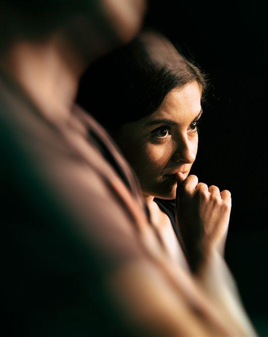 jejímž středobodem je dávno ovdovělá maminka a hybnou pákou energická a nezničitelná starší sestra Mary, je více než obdivuhodný. Betty píše, že: Mary přijala krizi jako rukavici hozenou jí osobně.