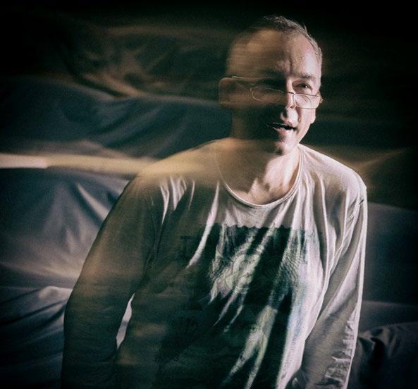 V čase, kdy nám rozumbradové z reklam, chytráckých časopisů a psychologických poraden vtloukají do hlavy, jak je důležité milovat hlavně sebe, neškodí si připomenout, že v čase krizí umírají první