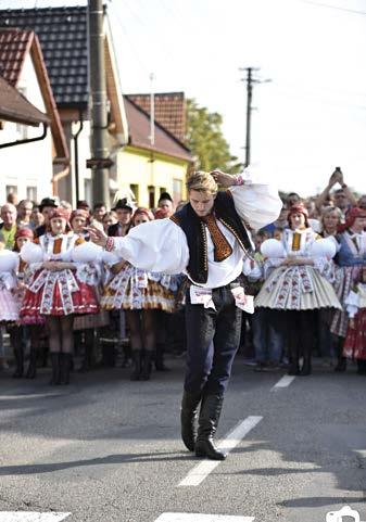 Celý rok se těšíme, že za stárky spolu půjdeme/až stárci spolu budeme.