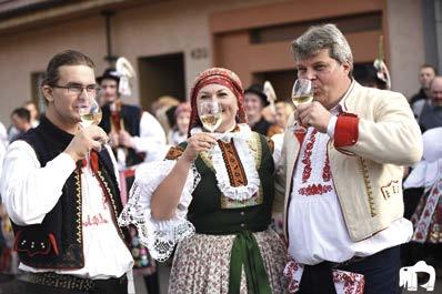 On jako my v Pentli tancoval a s našima rodičama včera celou noc bačoval.