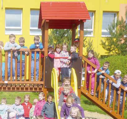 Moderně vybavené, prosluněné prostory školky navštěvuje 112 dětí, které jsou rozděleny do tříd Koťátka, Kuřátka, Sluníčka a Berušky.