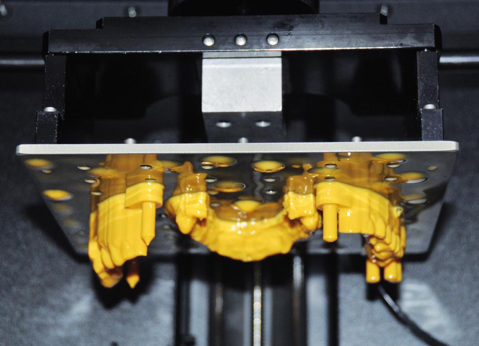 Obr. 9 Obr. 10 Obr. 9: Výroba 3D modelu čelisti na 3D tiskárně Obr. 11 Obr. 12 Obr.