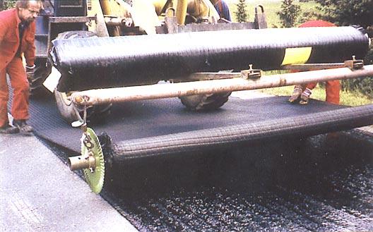 Provádění vyztužených asfaltových vrstev se řídí běžnými technicko-kvalitativními podmínkami pro asfaltové vrstvy.