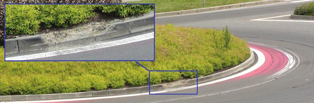 2.2 Porušení obrubníku středového ostrova Další problémy se týkají obrubníků středových ostrovů. Jak je vidět na obr.