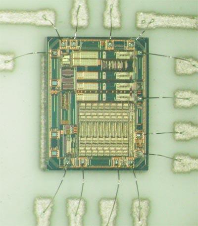 16 je zobrazen detail již nalepeného a nakontaktovaného čipu IMAM na korundovém substrátu.
