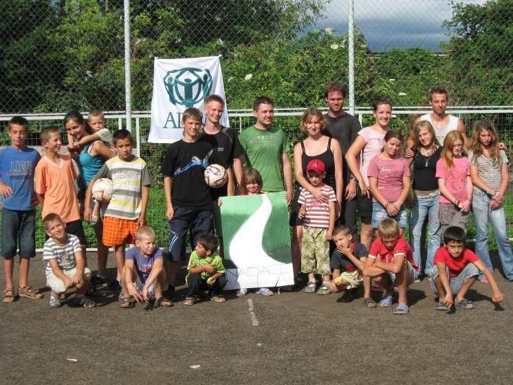 Bulletin Dobrovolnického centra ADRA České Budějovice 11 Petra Horváthová se jako dobrovolnice ADRY z Českých Budějovic s dalšími dvěma kolegy z Husince zúčastnila Projektu příměstského tábora