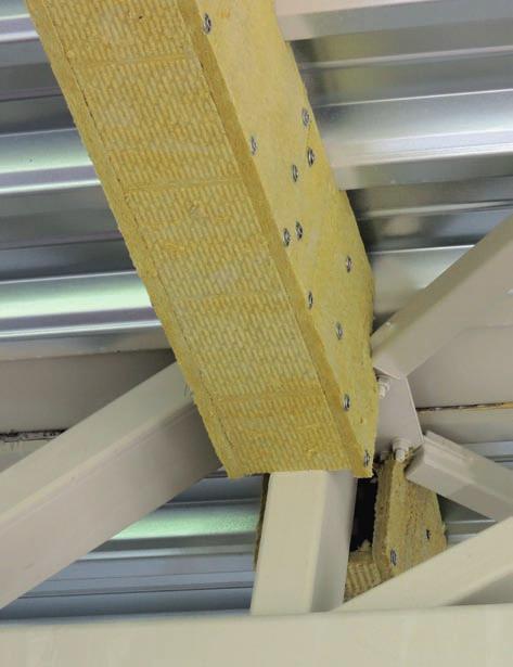 6. Ochrana střech z trapézového plechu Upevnění Montáž protipožárního obkladu z desek ISOVER FireProtect 150 v tloušťce 60 mm je velmi jednoduchá používají se přivařovací