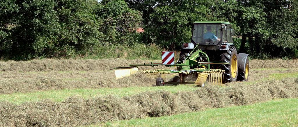 Technické údaje Jednorotorový shrnovač pokosů nesený v tříbodovém závěsu Swadro Swadro 35 Swadro 38 Swadro 42 Swadro 46 Záběr m 3,50 3,80 4,20 4,60 Plošný výkon cca ha/h 3 3,5-4 4-4,5 4,5-5 Přepravní