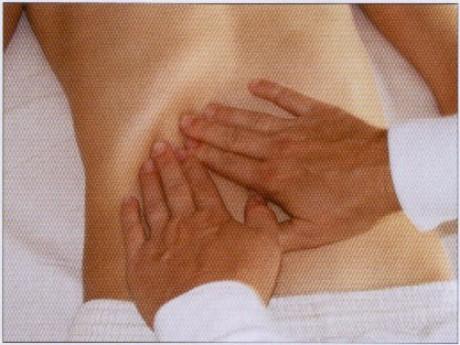 Vyšetření břicha - pohmatem bolestivost svalové stažení (defénse musculaire)