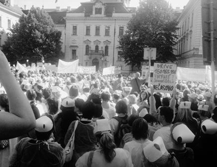 Nesouhlasím se snížením platových tarifů a že jsem proti destrukci systému odměňování! Práce v sociálních službách je velice těžká, psychicky náročná a velice zodpovědná.