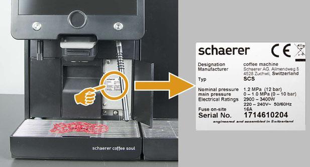 Popis výrobku www.schaerer.com 3.5 Typový štítek Na přední straně přístroje se nachází typový štítek za pravým zakrytováním: Pro lepší přístup vytáhněte mírně zásuvku na sedlinu z přístroje.