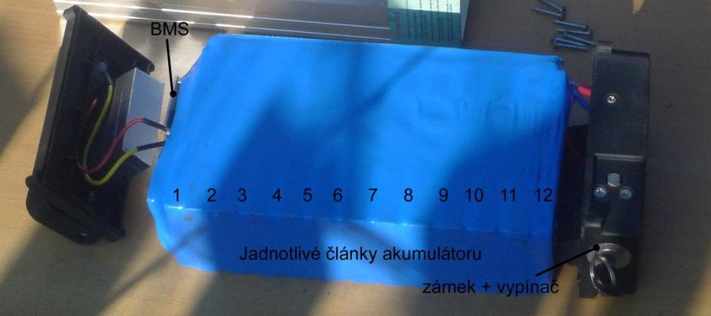 doba nabíjení při standardním nabíjecím proudu - 6,5 hodiny, doba nabíjení při rychlonabíjení - 3 hodiny, rozsah teplot při nabíjení - 0-45 C, rozměry -