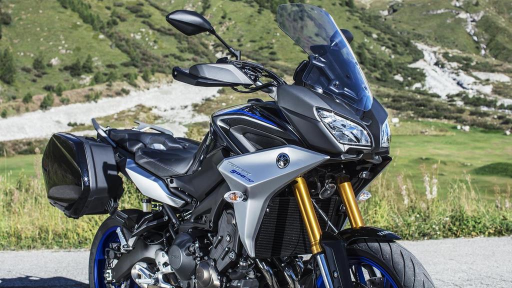Propracovaný design vysoké kvality Kapotáž modelu Tracer 900GT byla od základu přepracována a dodává tak plně vybavenému sportovně cestovnímu motocyklu prestižnější vzhled.