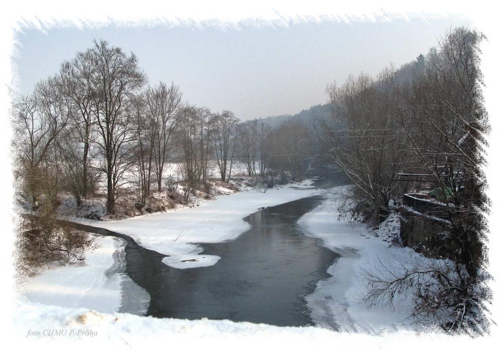 213 Roční zpráva o hydrometeorologické situaci v České republice Ředitel ústavu: Ing.