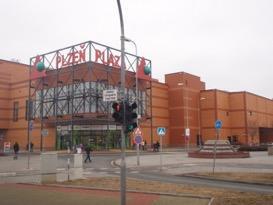 Profily největších nákupních center v Plzni OC Plzeň Plaza Nákupní centrum Plzeň Plaza je v současné době nejvýznamnějším retailovým komplexem v