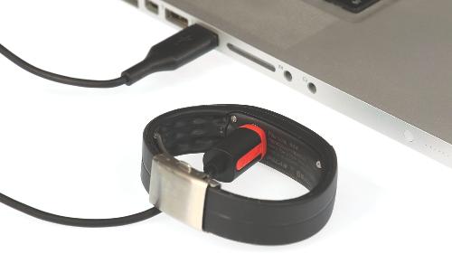 PŘIPOJENÍ SPORTTESTERU POLAR LOOP CRYSTAL Nový Polar Loop Crystal se nachází v režimu uskladnění a probudí se, jakmile ho připojíte k počítači, abyste provedli jeho nastavení.