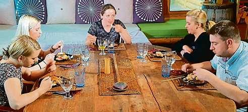 24 15. června 2018 Česká republika KDOPAK UVAŘÍ Pondělí: Tomáš Řeháček (31) Elektrikář znymburka pochází zpočetné rodiny, má tři sestry a jednoho bratra. Je zadaný, má přítelkyni Petru.