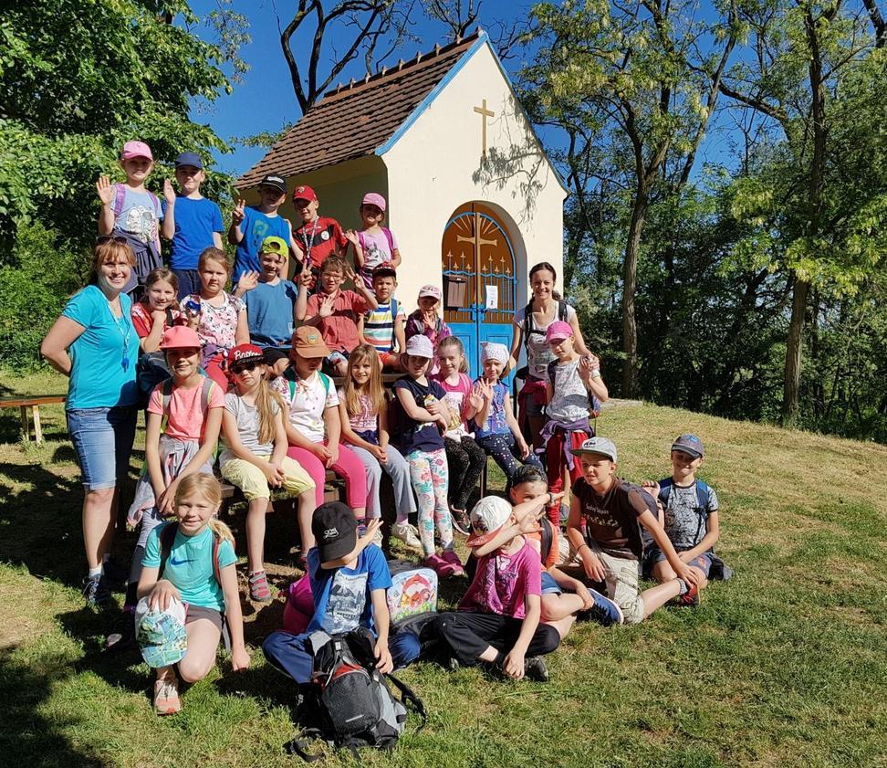 Zpravodajské okénko 3. třídy pokračování ze strany 4 A pak vypuklo soutěžení. Všechny děti obdržely malý notýsek na razítka (Razítkovníček), která získávaly za splněné úkoly.