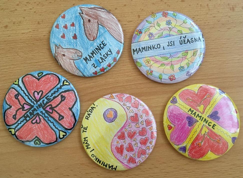 Střípky ze ŠD Plackohraní Na konci dubna jsme se konečně dočkali! Přijel pán s plackostrojem. Že nevíte, co to je?