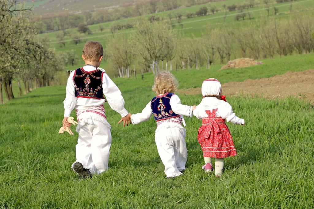 ročník soutěžní fotografické výstavy na zadané téma Návrat ke kořenům či tradice našich předků. Do soutěže se přihlásilo na dvě desítky amatérských fotografů z regionu.