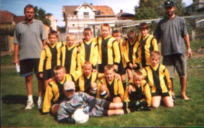 PŘÍPRAVKA -okresní přebor Zleva stojí:aleš ZAVADIL-trenér muţstva,marin Marinov,Miroslav Rubeš,Radek ČERNÝ,Petr KOŘÍNEK,Jan NOVOTNÝ,Kuba Černý,Petr SUSKE,Nikolaj NIKOLAEV-vedoucí muţstva Zleva