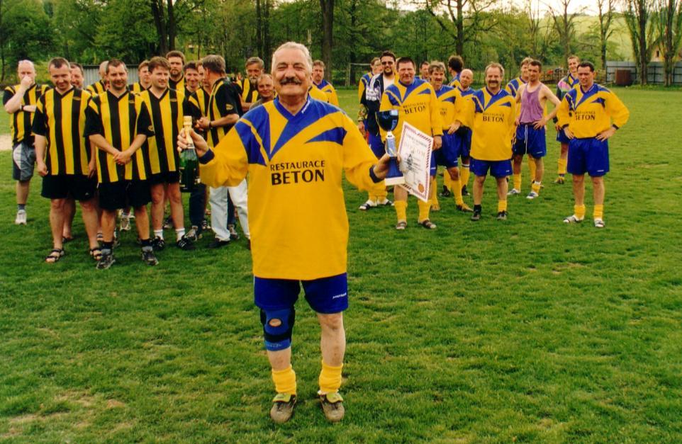 Rokycan pan Jaroslav PERLÍK převzal cenu za druhé místo v turnaji Společné foto všech zúčastněných