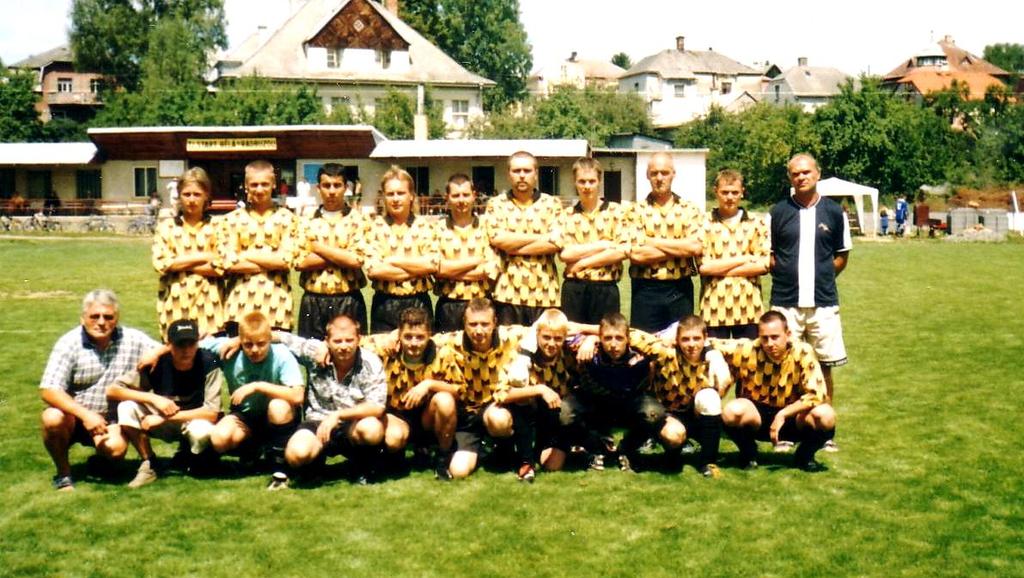 B muţstvo muţi-okresní soutěţ IV.třída Zleva stojí:zdeněk JAROŠ,Petr PAUMER,Jindřich KOTRC,Ota RIŠKA,Ladislav FANFULE,Petr SOBOLÍK,Miroslav KRÁL,Lubomír RIAPOŠ,Petr CINGROŠ ml.,petr CINGROŠ st.