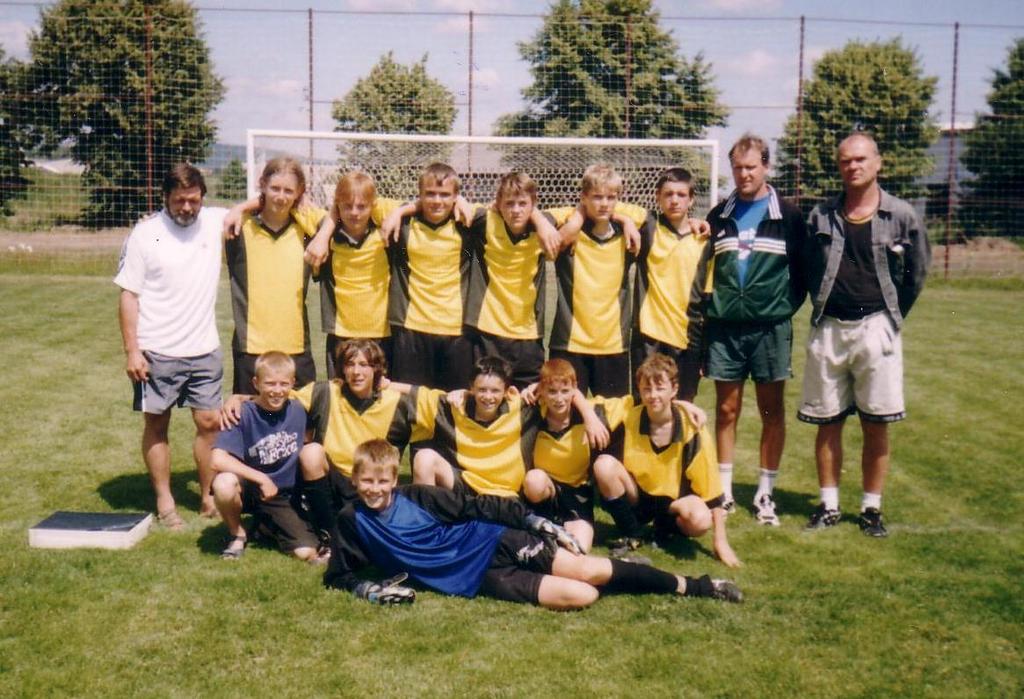 STARŠÍ ŢÁCI -okresní přebor skupina B Zleva stojí:václav LEJSEK-vedoucí muţstva,zdeněk JAROŠ,Mikuláš PUSTOVOJT,Zdeněk MERUNKA,Jaroslav CINGROŠ,Lukáš GRUBER,Lukáš MARACZI,Aleš ZAVADIL-trenér