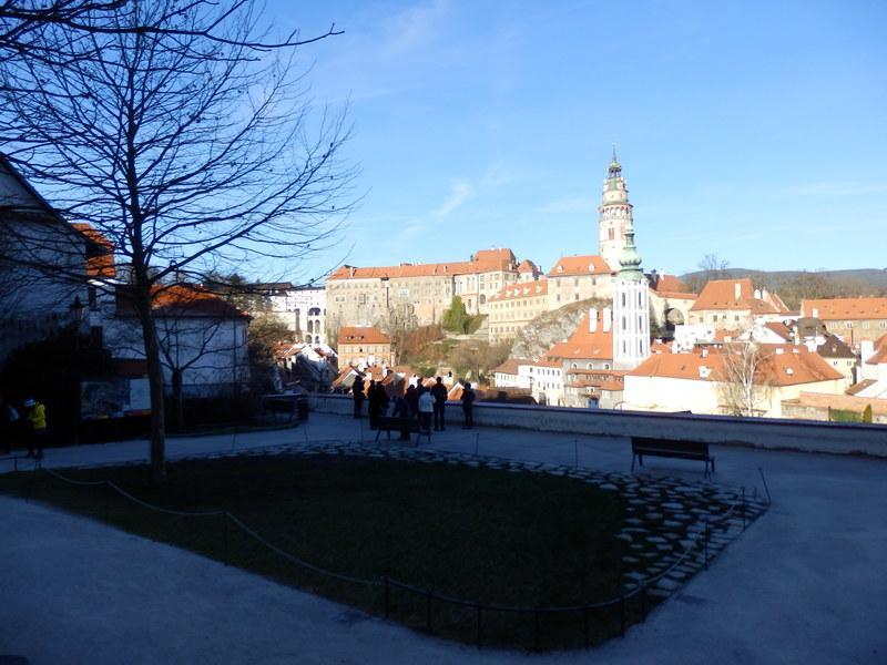 [10]?eský Krumlov Setkání se zú?astnilo 28 knihovník? z jedenácti míst, nep?ijeli pouze kolegové ze Ž?áru nad Sázavou. Ne všichni ú?astníci z?stali po celé t?i dny, ale doplnili je Jiho?
