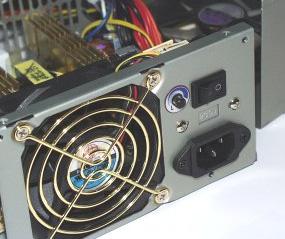 Ideální ventilace Konstrukce ATX zdroje Enermax EG365AX-VE FMA plnì respektuje problematiku chlazení moderních poèítaèù. Jak je patrné z obr.