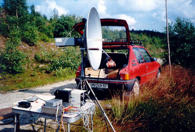 Spojení via rain scatter (RS) s Itálií v pásmu 10 GHz (3 cm) Velká bílá šipka na snímku z družice MET7 ukazuje na bouøkový mrak narostlý do velké výšky nad rakouským mìstem Graz.