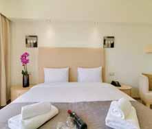 V hotelu jsou k dispozici 2lůžkové pokoje s možností přistýlky a prostornější bungalovy s palandou, které se nachází v sousedních menších budovách.