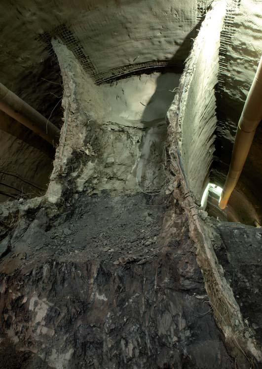 Obr. 4 Ražba dna středního dílčího výrubu Fig. 4 Central tunnel bottom excavation jinak používaných jehel).