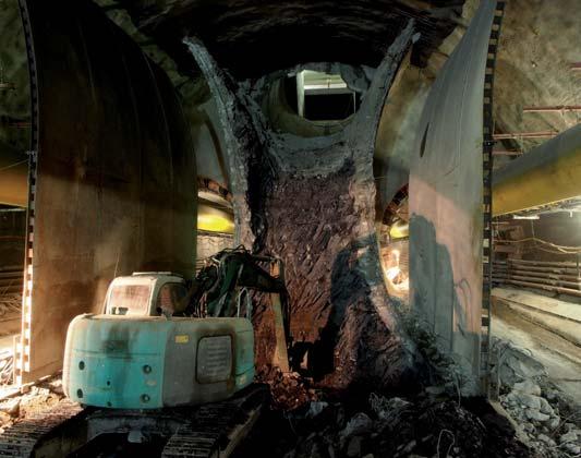 station excavation conditions. It was the reason why it was eventually chosen after consultations with the project owner. Obr. 6 Ražba pod ochranným bedněním prorážka do eskalátorového tunelu Fig.