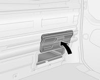 Pod zadní sedadla (pouze na straně předního spolujezdce) lze po uvolnění spodních klapek v obložení uložit dlouhé předměty.