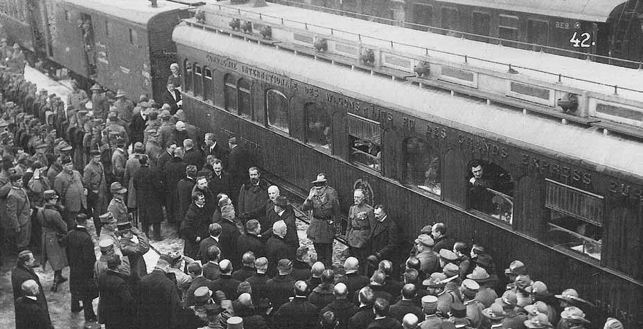 h i s t o r i e Tomáš G. Masaryk po letech v exilu vystupuje na československou půdu. V Horním Dvořišti jej vítal dav lidí včetně ministra železnic Izidora Zahradníka. Psal se 20. prosinec 1918.