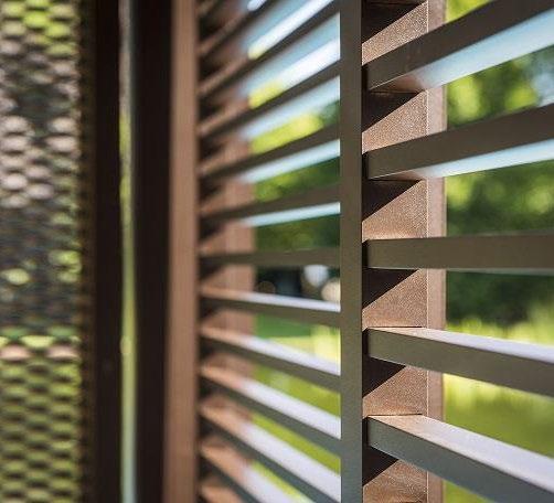 Loggiaalu Plano Panel s rámem z extrudovaného hliníku a hliníkovou lamelou umožňující manuální naklopení lamel.