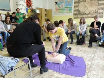 Školní zpravodaj č.16 strana 2 První pomoc do škol Velice zdařilou a prospěšnou aktivitou, která probíhá na školách již několik let, je První pomoc do škol.