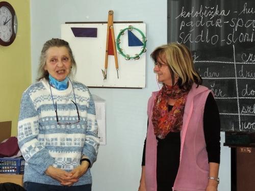 Školní zpravodaj č.16 strana 5 Setkání se spisovatelkou Simonou Petrovou Ve čtvrtek 27.4.2017 navštívila naší školu spisovatelka paní Simona Petrová. Jsme rádi, že přijala naše pozvání a dětem na 1.