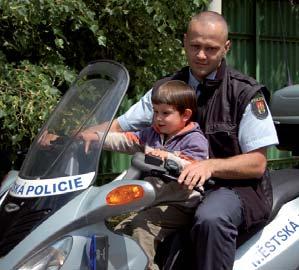 městskou policii za hranice naší metropole na přehlídku vojenské techniky a ukázek bojů