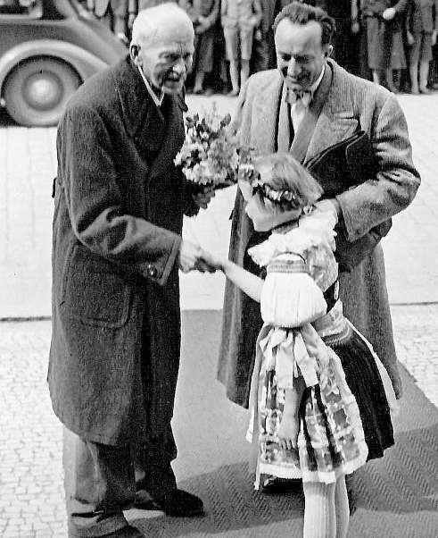 Česká republika 9. září 2016 27 Kdo byla dívka, která Kavána přivítala květy? Jubilejní výstava malíře krajin odhalí nezveřejněné zajímavosti zjeho života.