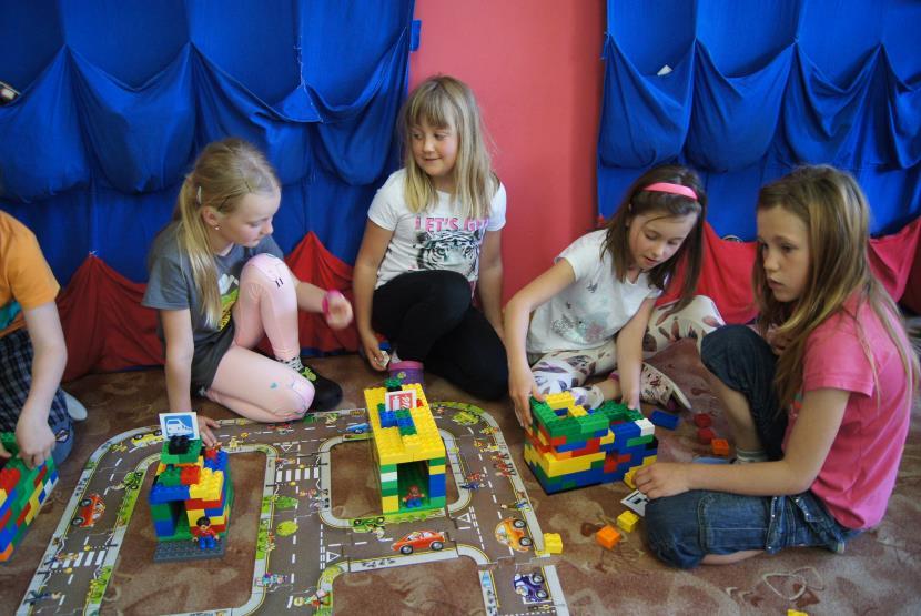 ročníky pozvali s programem Malou technickou univerzitu, kde se děti učily projektovat město.