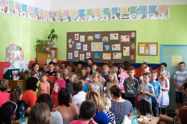 Charakteristika školy Jsme málotřídní škola 1. stupně ZŠ, která sdružuje základní školu, školní družinu a školní jídelnu. Najdete nás asi 7 km od Chrudimě směrem na Hrochův Týnec.