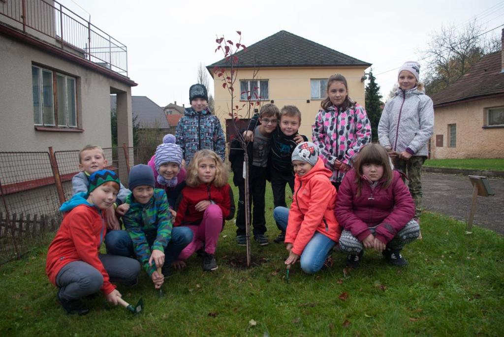 Dvojtřídní škola 39 žáků (stav na konci školního roku). I. třída: 1. a 3. ročník Třídní: učitelka Mgr. Hana Mrázková II. třída: 2. a 4. ročník Třídní: ředitel Mgr.