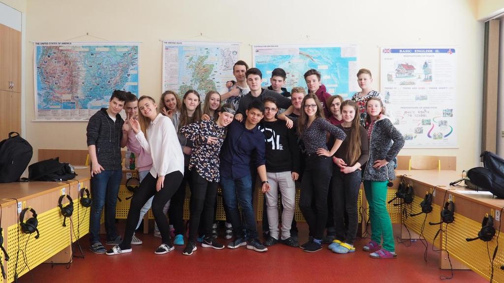 7.2 Cizí jazyky Ve školním roce 2017/2018 se na gymnáziu vyučovala povinně angličtina, jako druhý cizí jazyk němčina, ruština a francouzština. Veškerá výuka byla stoprocentně aprobovaná.