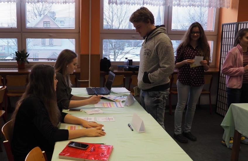 Miniprojekt Mezinárodní studentská konference - V úvodu prosince žáci septimy vypracovali miniprojekt Mezinárodní studentská konference a podali žádost v rámci dotačního programu Podpora aktivit v