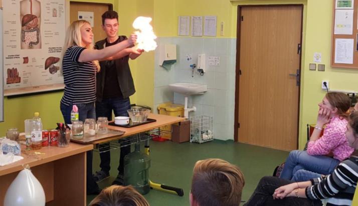 Pro žáky byla objednána atraktivní show s názvem Putovní výstava fyzikálních a chemických pokusů. Tento edukativní projekt je založen na přímé interakci žáků s účinkujícími.